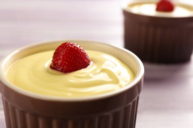 Tablo, closeup lezzetli vanilyalı puding ile ramekin