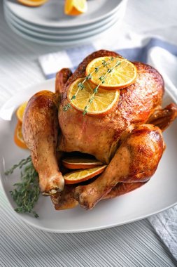 Tabakta portakal ile lezzetli bütün kavrulmuş tavuk