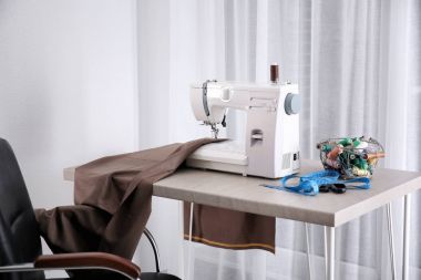 Terzi Atölyesi ile modern dikiş makinesi