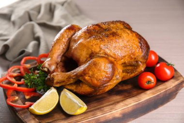 Sebze ile lezzetli bütün kavrulmuş tavuk üzerinde ahşap kurulunda görev yapmaktadır.