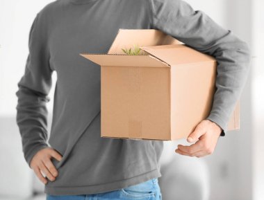 Yeni ev, closeup kutusunu hareket ile genç adam