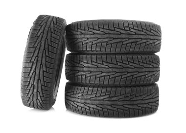 Beyaz arka plan üzerinde araba lastikleri