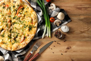 Lezzetli peynirli pizza masada. Taze fırın