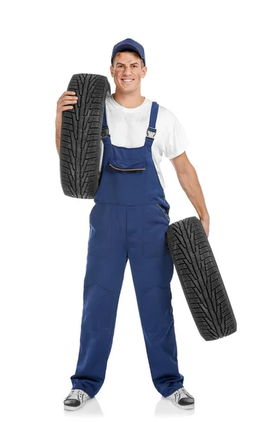 Joven Mecánico Uniforme Con Neumáticos Coche Sobre Fondo Blanco — Foto de Stock