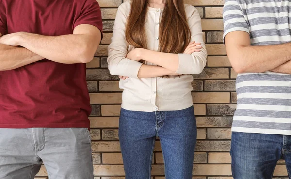 Groupe de jeunes debout ensemble, à l'intérieur. Concept d'unité — Photo