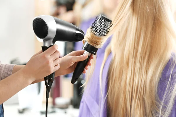 Friseur arbeitet mit Klient — Stockfoto