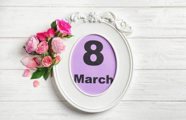 Rahmen mit der Aufschrift "8 Marsch" und Rosen auf Holzgrund. Internationaler Frauentag — Stockfoto