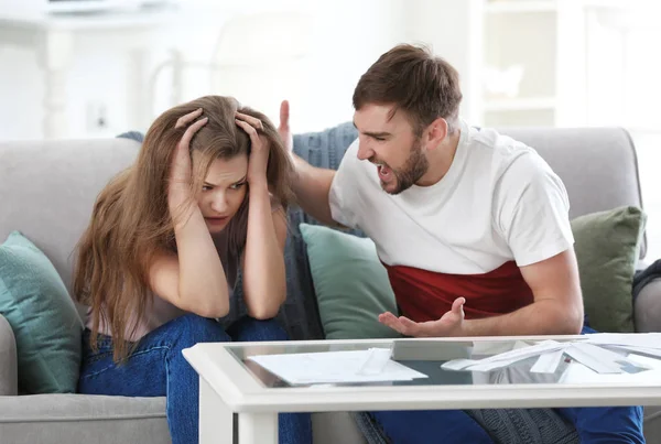 Um casal a discutir sobre dinheiro em casa. Problemas no relacionamento — Fotografia de Stock