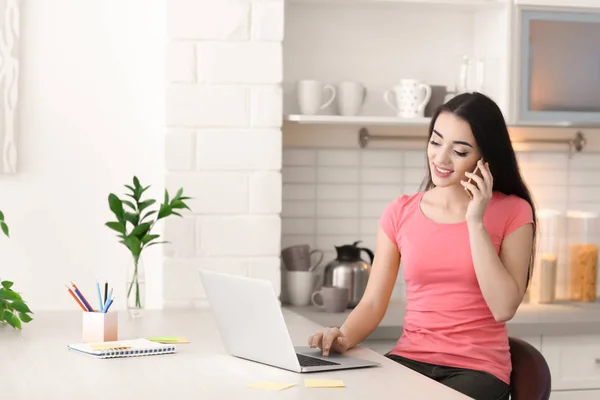 Jeune femme travaillant au bureau à domicile — Photo