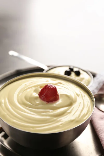 Mísa s chutný vanilkový pudink na stole, closeup — Stock fotografie
