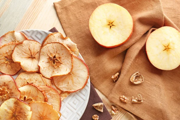 Piatto Con Gustose Patatine Mele Frutta Fresca Sul Tavolo Legno — Foto Stock