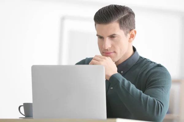 Junger Mann benutzt Laptop — Stockfoto