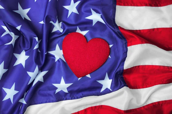Красное сердце на американском флаге. Праздник США — стоковое фото
