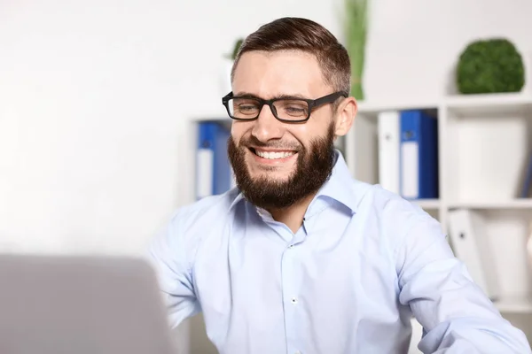 Porträt eines gutaussehenden bärtigen Mannes im Haus — Stockfoto