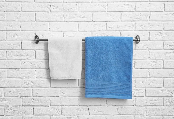 Gestell mit sauberen weichen Handtüchern — Stockfoto