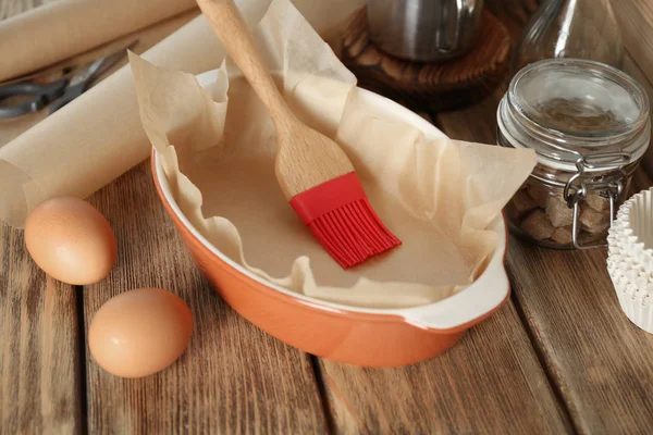 Utensilios de cocina para preparar pasteles en la mesa — Foto de Stock