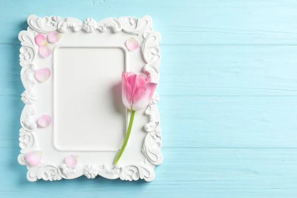 Empty frame and tulip on wooden background — Stock Photo, Image
