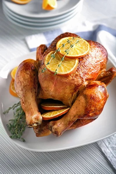 Вкусная Целая Жареная Курица Апельсином Подается Тарелке — стоковое фото