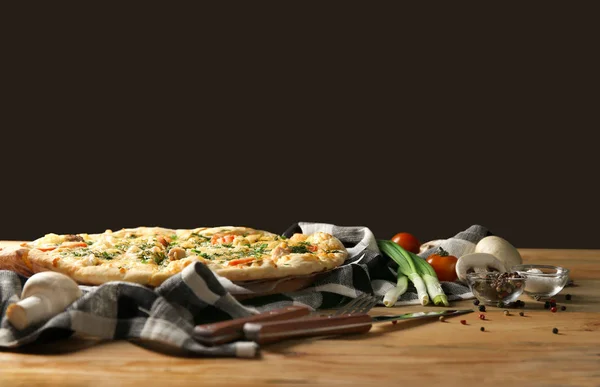 Lezzetli peynirli pizza masada. Taze fırın — Stok fotoğraf