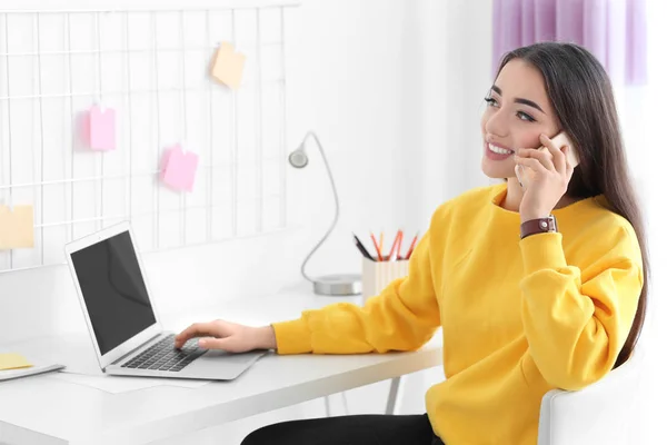 Jeune femme travaillant au bureau à domicile — Photo