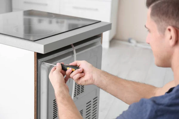 Man repairing oven — Stock Photo, Image