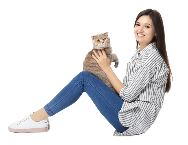 Jonge vrouw met schattig huisdier kat op witte achtergrond — Stockfoto