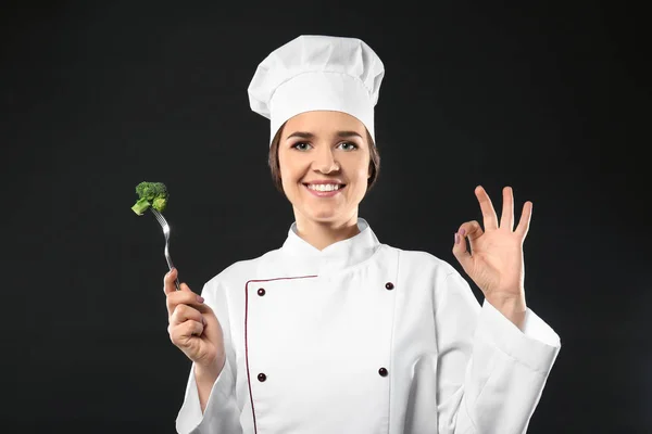 Retrato de chef feminino no fundo preto — Fotografia de Stock