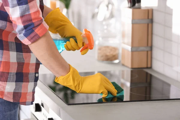 Estufa de limpieza de hombre en la cocina, primer plano — Foto de Stock