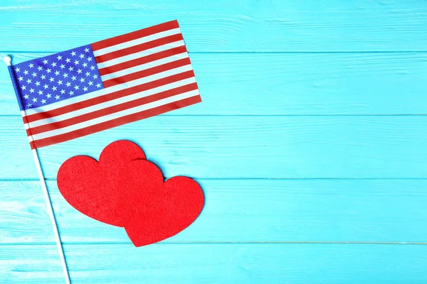 레드 하트와 나무 배경에 미국 국기를 느꼈다. 미국 휴일 — 스톡 사진