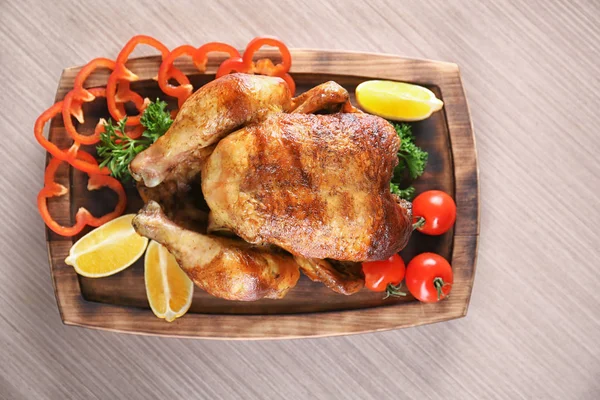 Köstliche Ganze Gebratene Hühnchen Mit Gemüse Auf Holzbrett Serviert — Stockfoto