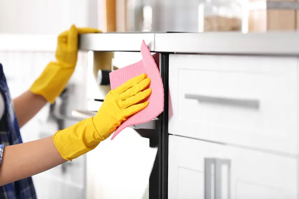 Donna forno di pulizia in cucina, primo piano — Foto Stock