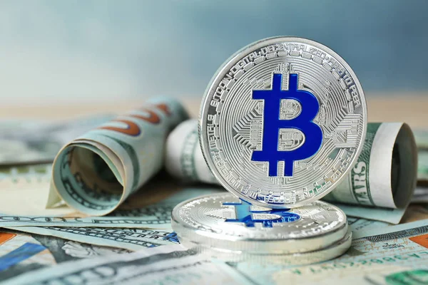 Bitcoin d'argento e banconote in dollari, primo piano — Foto Stock