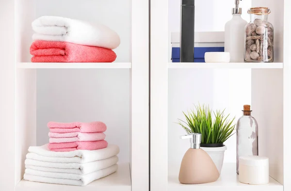 Stacks of clean towels in shelves — Stock Photo, Image