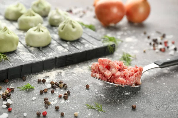 Cuchara con carne picada para albóndigas en la mesa —  Fotos de Stock