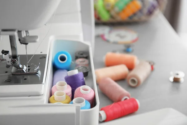 Moderne Naaimachine Met Draden Tafel — Stockfoto