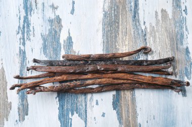 Ahşap üzerine vanilya çubukları  