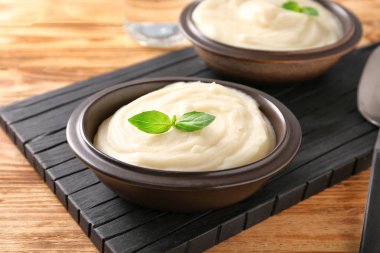 Kase ahşap tahta üzerinde patates püresi ile