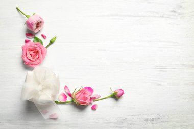 Güzel güller ve ahşap arka plan üzerinde hediye