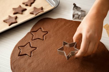 Kadın kesme kurabiye çiğ hamur ürünleri masada