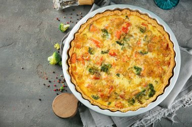 Lezzetli brokoli kiş tablo ile pişirme çanağı