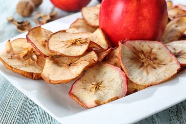 Tablo, closeup lezzetli elma yongaları ile plaka