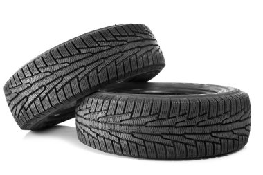 Beyaz arka plan üzerinde araba lastikleri