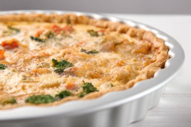 Lezzetli brokoli kiş masada, closeup ile pişirme çanağı