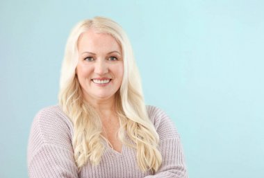 Olgun gülümseyen kadın