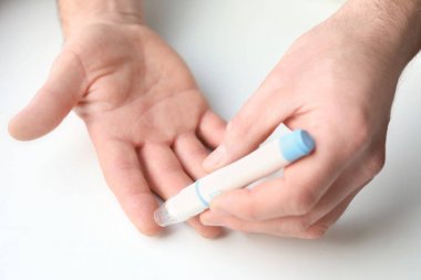 Açık renkli mazgal kalem kullanan kadın. Diyabet kontrolü