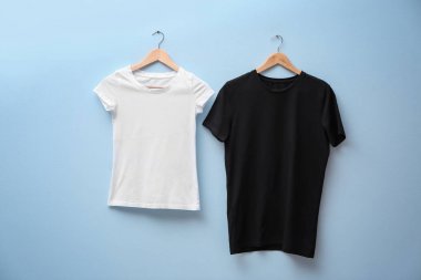 Renk arka plan üzerinde beyaz ve siyah t-shirt. Tasarım için alay