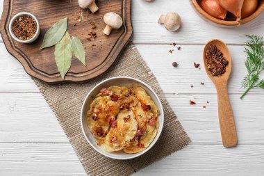 Masada lezzetli köfte ile kase