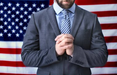 Adam Amerikan bayrağı arka plan üzerinde dua