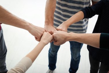 İnsanlar closeup yumruk koyarak. Birlik kavramı