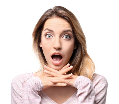 Beyaz arka plan üzerinde güzel duygusal kadın portresi